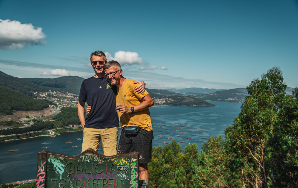 Camino Portugues - O.Roman Bielecki i ja na najlepszej ławeczce na świecie