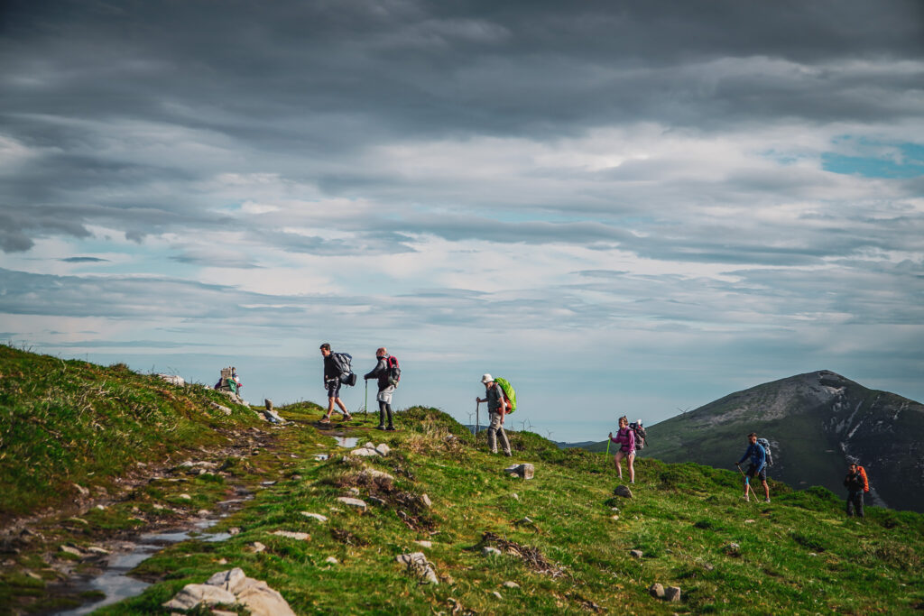 Camino Primitivo - etap 5 - pielgrzymi na Puerto del Palo