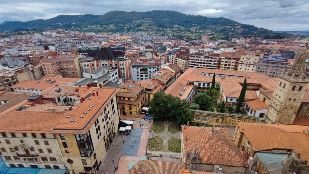 Camino Primitivo widok na Oviedo z dachu katedry