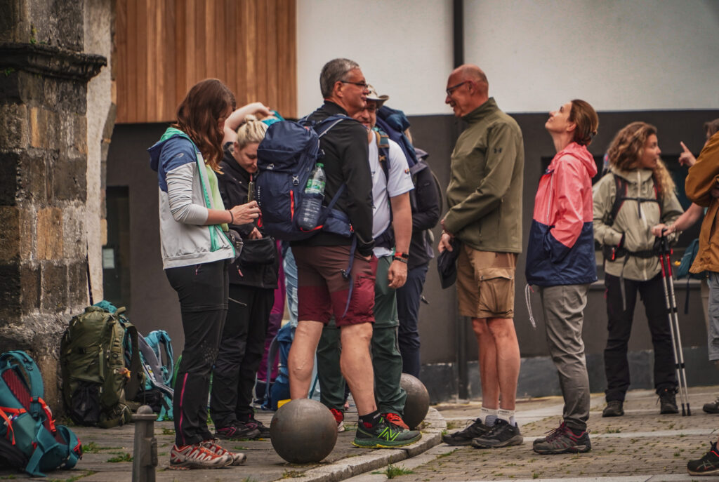 ETAP 7 Camino Primitivo - Grandas de Salime - Fonsagrada - pielgrzymi w oczekiwaniu na Mszę w Fonsagrada