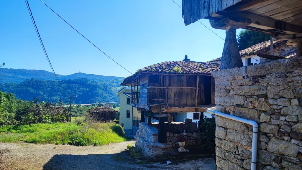 Etap 2 Camino Primitivo - Grado - Salas- horreo w typowym asturiańskim stylu