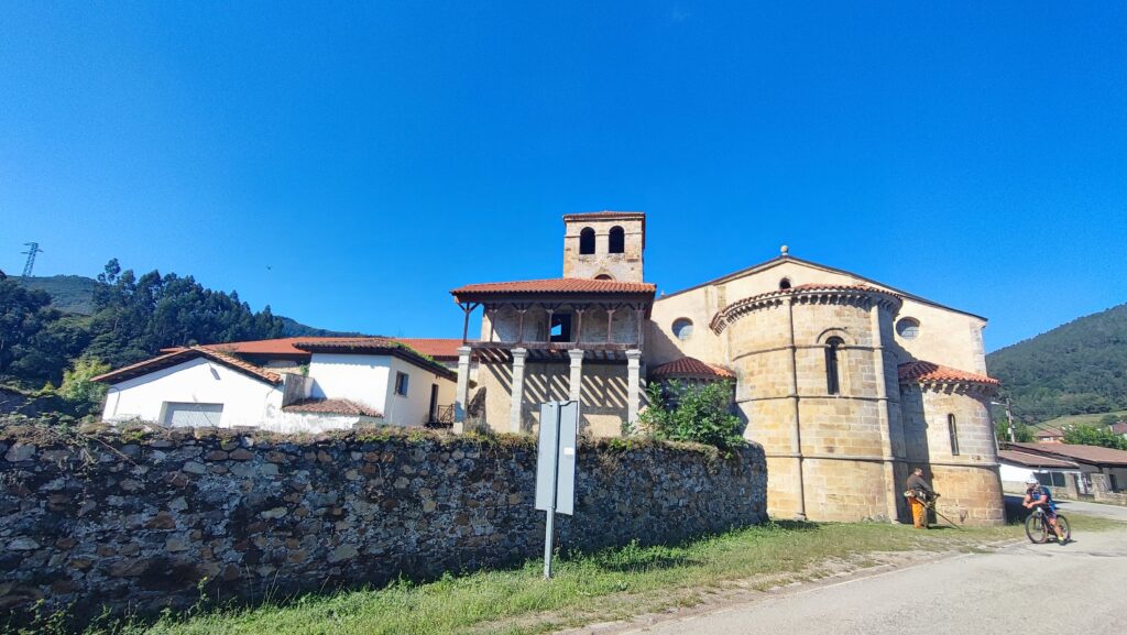 Etap 2 Camino Primitivo - Grado - Salas klasztor Connellana przy szlaku