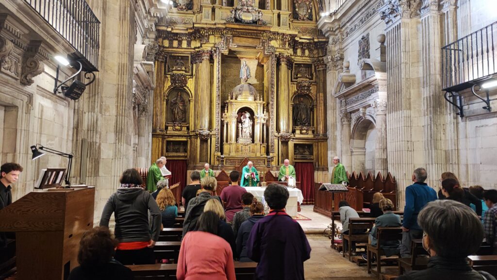 Pielgrzymi na Mszy porannej w katedrze w Oviedo (zawsze w kaplicy bocznej)