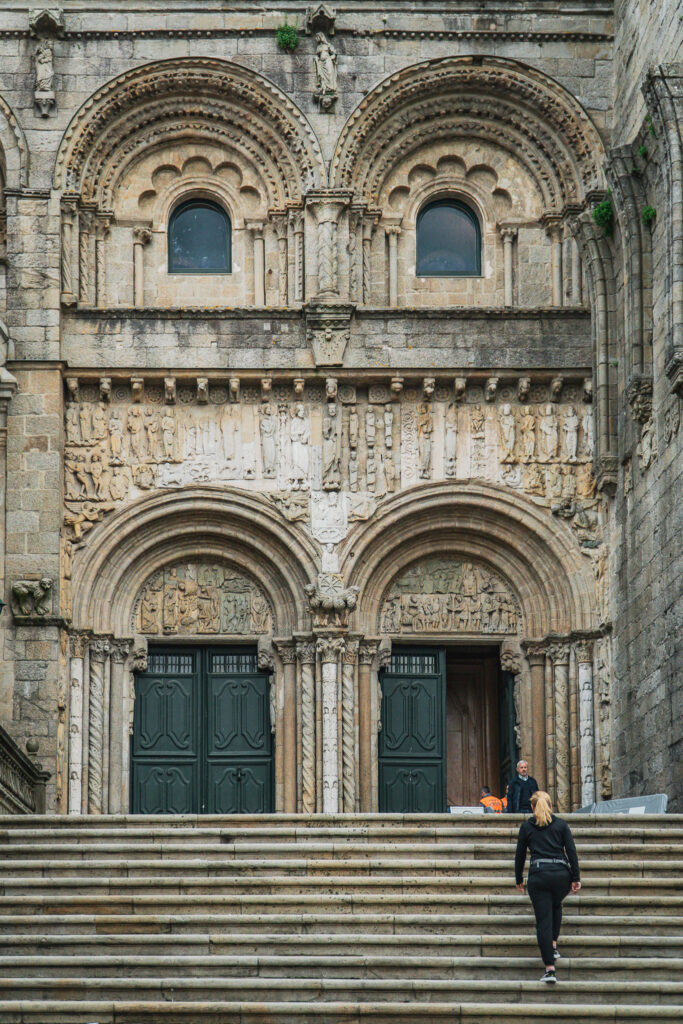 Wejście do katedry na Mszę odbywa się przez drzwi od Praza das Platerias