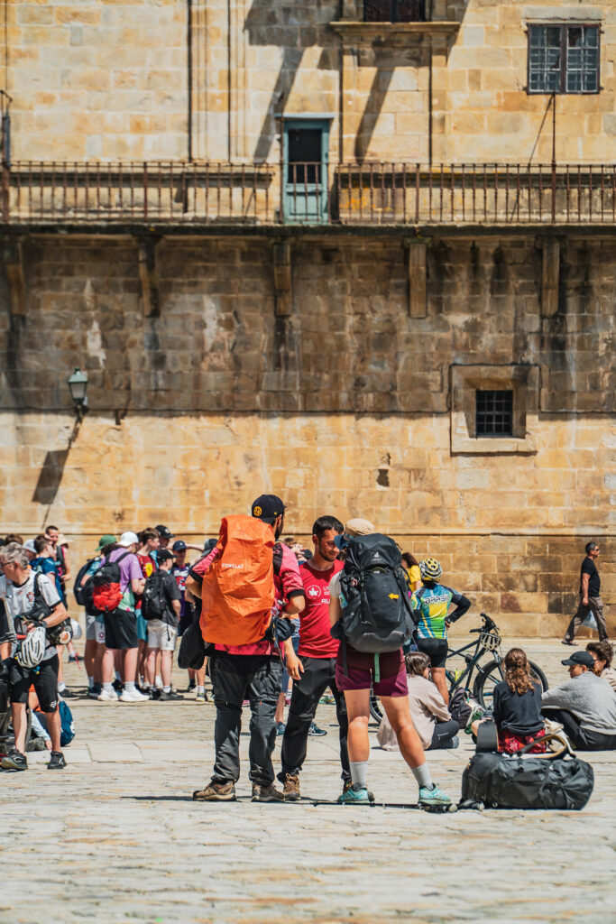 Santiago de Compostela - pielgrzymi na placu Obradoiro